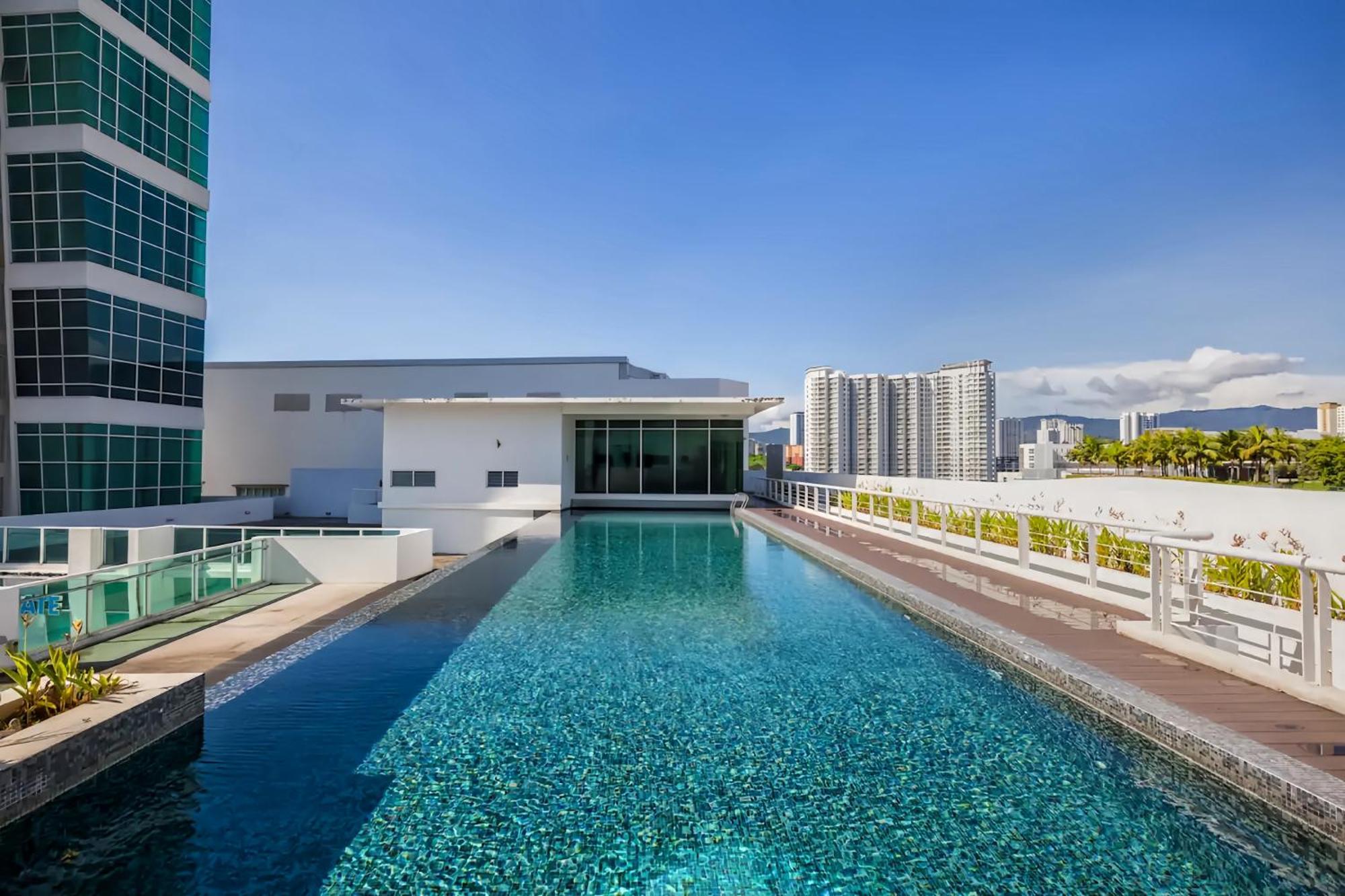 Maritime Seaview Suites Penang George Town Bagian luar foto